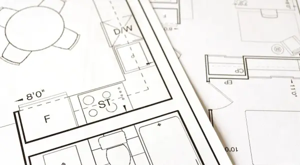 Plany architektoniczne ukazują adaptację projektu budowlanego, z zaznaczonymi kuchnią, łazienką i stołem.