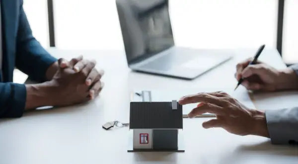 Na spotkaniu omawiane są formalności związane z kredytem hipotecznym. Klient czeka na decyzję banku, ile czasu ma bank na przelew kredytu hipotecznego.