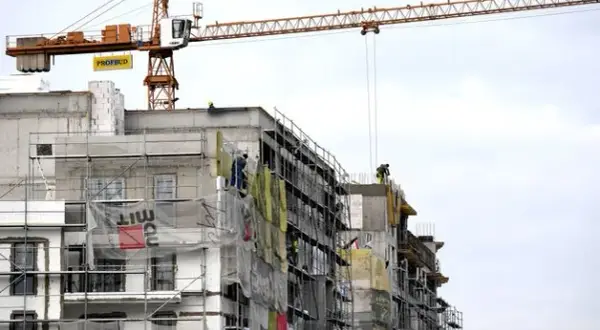 Ile zarabia deweloper miesięcznie? Zaskakujące różnice w wynagrodzeniach
