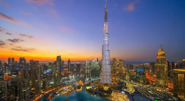 Zachód słońca nad Dubajem, z Burj Khalifa w centrum. To imponujące wieżowce, które pokazują, jak wysoki jest Burj Khalifa.
