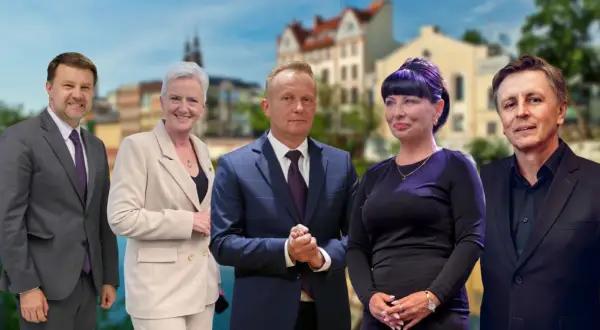 Pięć osób w eleganckich strojach. Czy zastanawiasz się, ile zarabia prezes spółdzielni mieszkaniowej?