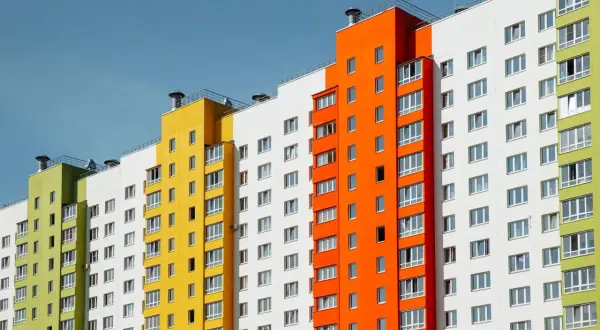 Kolorowe bloki mieszkalne. Kto sprawuje nadzór nad spółdzielniami mieszkaniowymi? Urząd nadzoru budowlanego.