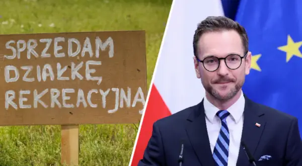 Tablica "Sprzedam działkę rekreacyjną" obok mężczyzny w garniturze, który może posiadać licencję pośrednika nieruchomości.