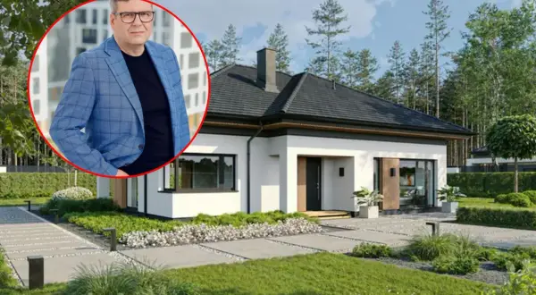 Mężczyzna w garniturze obok nowoczesnego domu. Pomoc w formalnościach związanych ze sprzedażą domu.