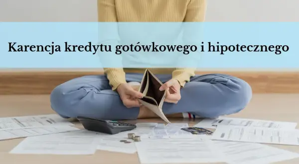 Osoba siedzi na podłodze otoczona rachunkami, pustym portfelem i kalkulatorem. Tekst na zdjęciu informuje o okresie karencji kredytu gotówkowego i hipotecznego.