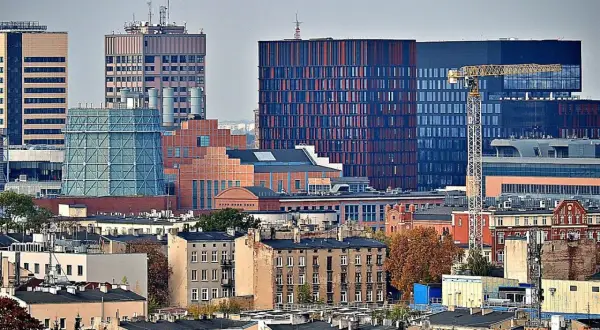 Widok na nowoczesne budynki i starszą zabudowę. Ile mieszkańców liczy Łódź? To miasto tętni życiem.