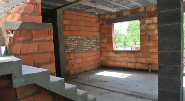 Budynek w budowie, ściany z pustaków ceramicznych, schody betonowe. Czy z takiego budynku gospodarczego można zrobić mieszkalny?