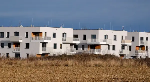 Nowoczesne bloki mieszkalne czekają na kupców. Jak sprzedać nieruchomość szybko i z zyskiem?