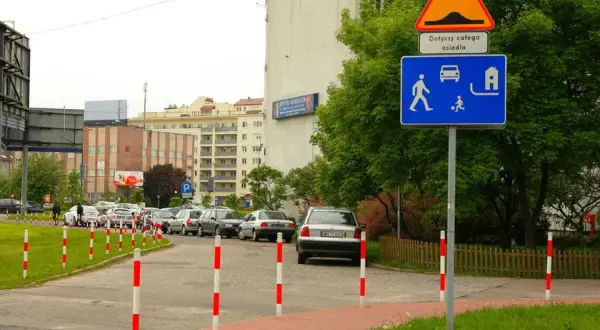 Czy straż miejska może wystawić mandat za parkowanie na osiedlu? Sprawdź zasady