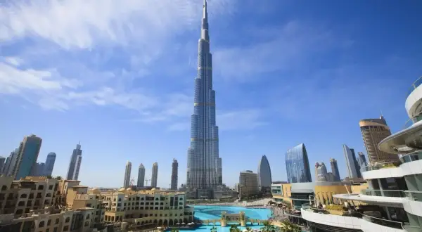 Burj Khalifa, jak nazywa się najwyższy budynek na świecie, góruje nad Dubajem, otoczony nowoczesną architekturą i basenem.