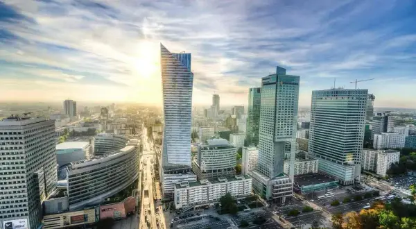 Warszawskie wieżowce w słońcu, symbol dynamicznego rozwoju i jeden z najszczęśliwszych miast w Polsce.