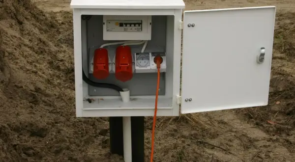 Skrzynka elektryczna z zabezpieczeniami i gniazdami, gotowa do podłączenia. Zastanawiasz się, ile kosztuje założenie siły?