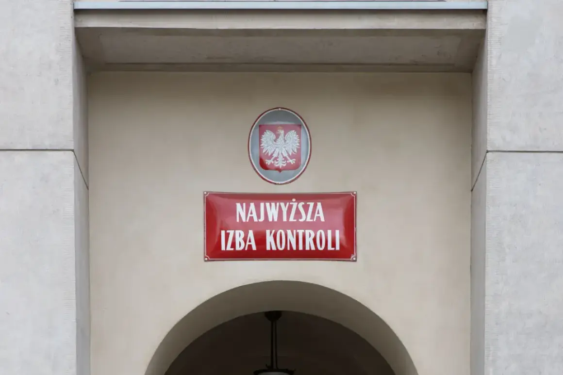 Tablica z napisem "Najwyższa Izba Kontroli" i godłem Polski na jasnym budynku.