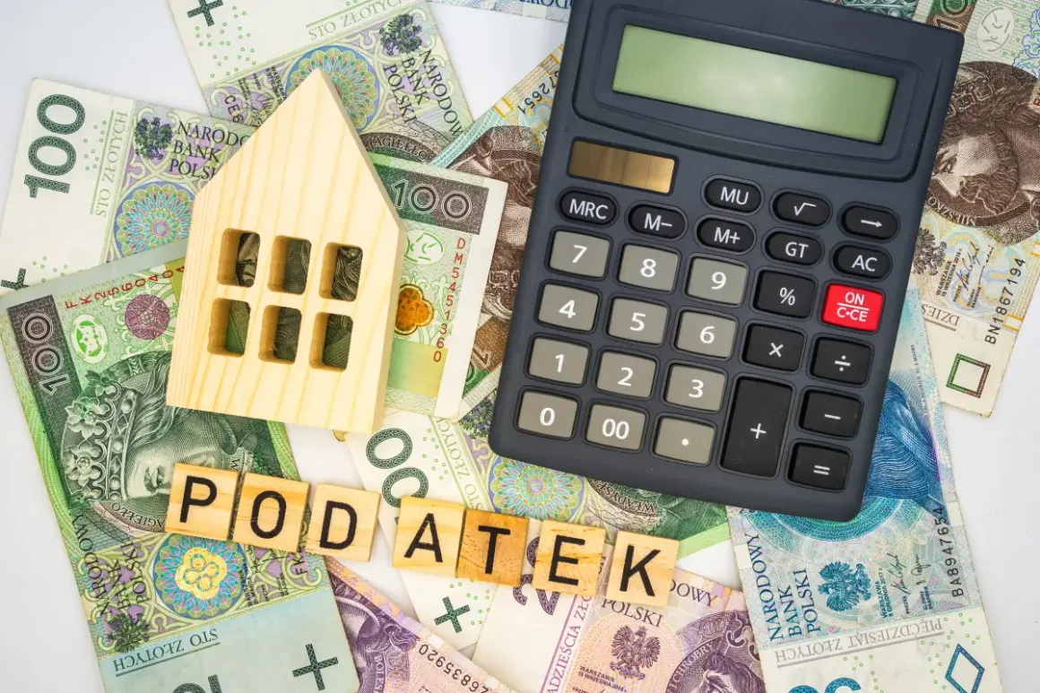 Drewniany domek, banknoty i kalkulator sugerują, ile wynosi podatek od nieruchomości.