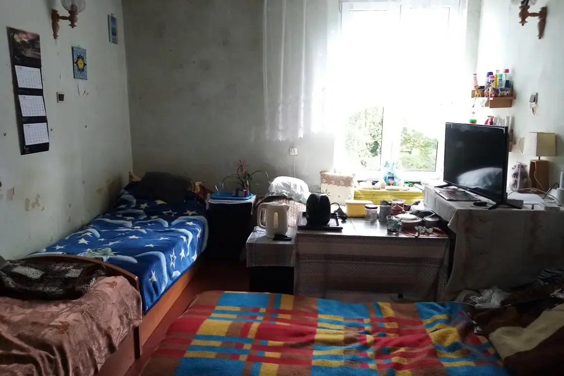 Pokój z dwoma łóżkami, telewizorem i oknem. Czy bezdomny może starać się o mieszkanie? Tak, istnieją programy pomocowe.