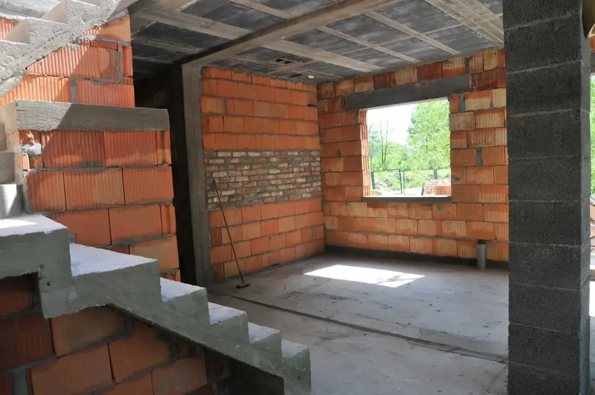 Budynek w budowie, ściany z pustaków ceramicznych, schody betonowe. Czy z takiego budynku gospodarczego można zrobić mieszkalny?