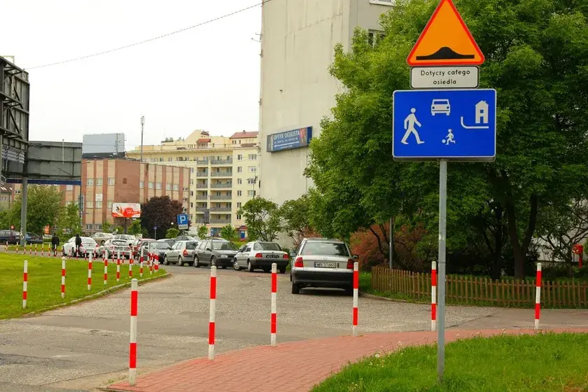 Czy straż miejska może wystawić mandat za parkowanie na osiedlu? Sprawdź zasady