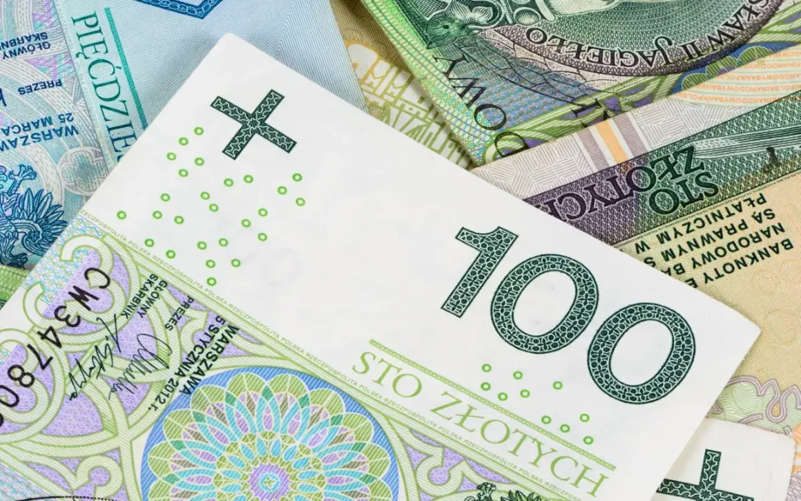 Zbiór polskich banknotów, w tym 100 złotych. Obrazek nawiązuje do kodeksu cywilnego i obowiązków wynajmującego.