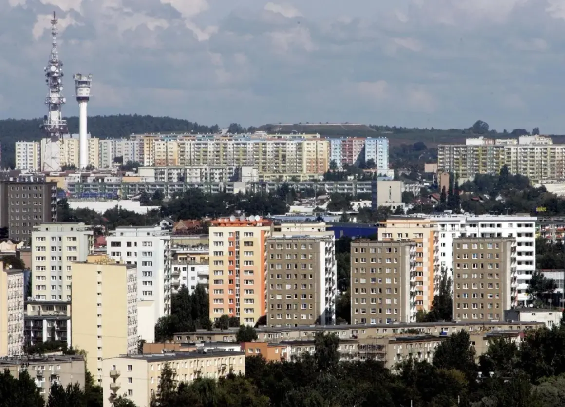 Osiedle z wielopiętrowymi blokami mieszkalnymi, w tle wieże telekomunikacyjne. Czy spółdzielnia mieszkaniowa to budżetówka?