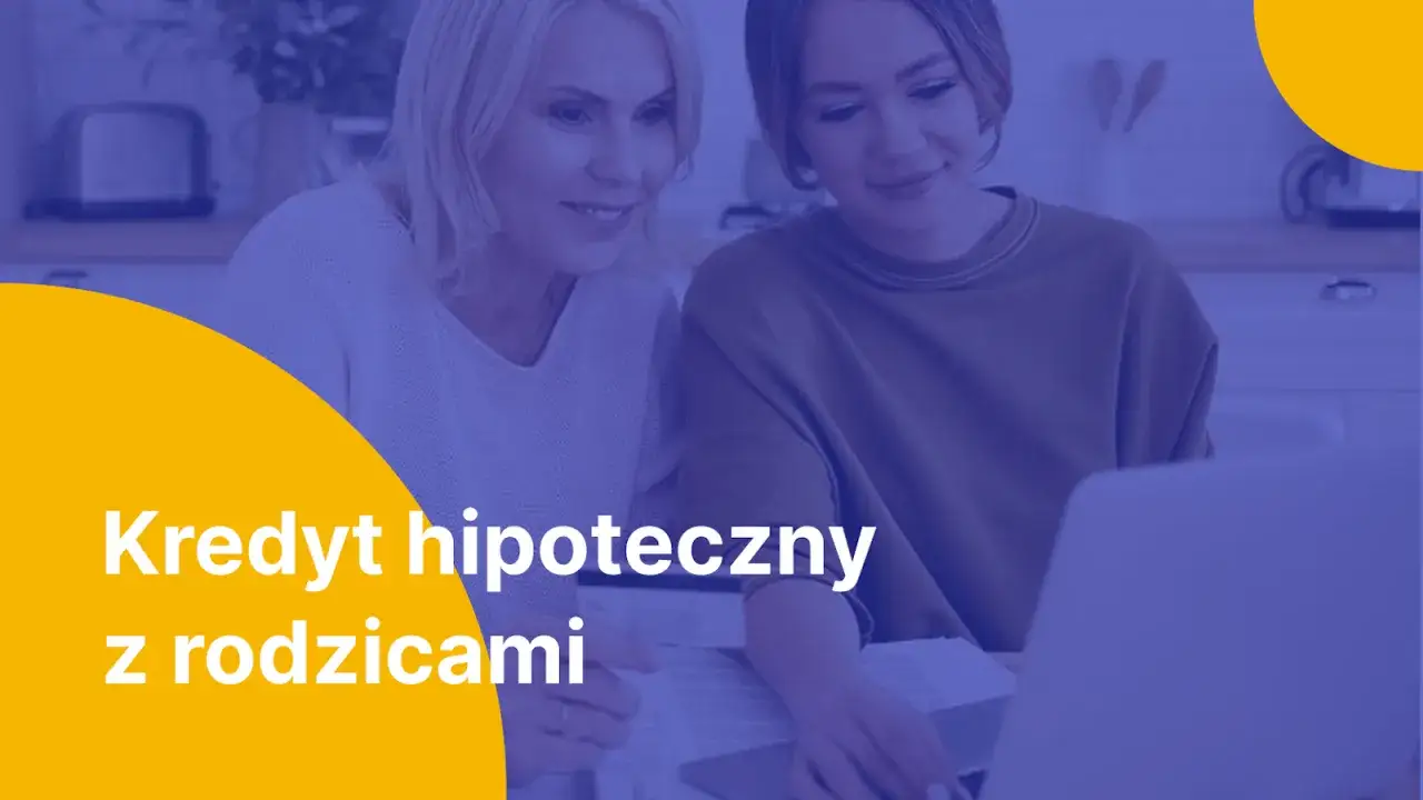 Kobieta i jej mama analizują dokumenty, planując kredyt hipoteczny z rodzicami.