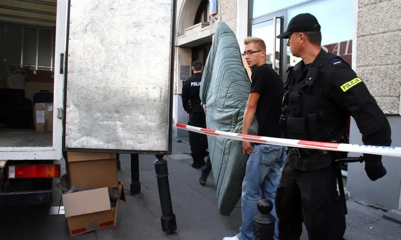 Policja eskortuje mężczyznę niosącego materac. Czy to koniec okresu ochronnego przed eksmisją?