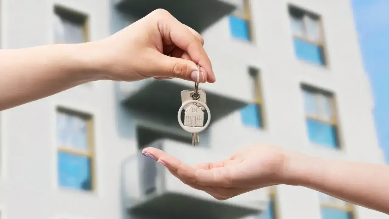 Przekazanie kluczy do mieszkania. Nowy lokator cieszy się z renting a flat.