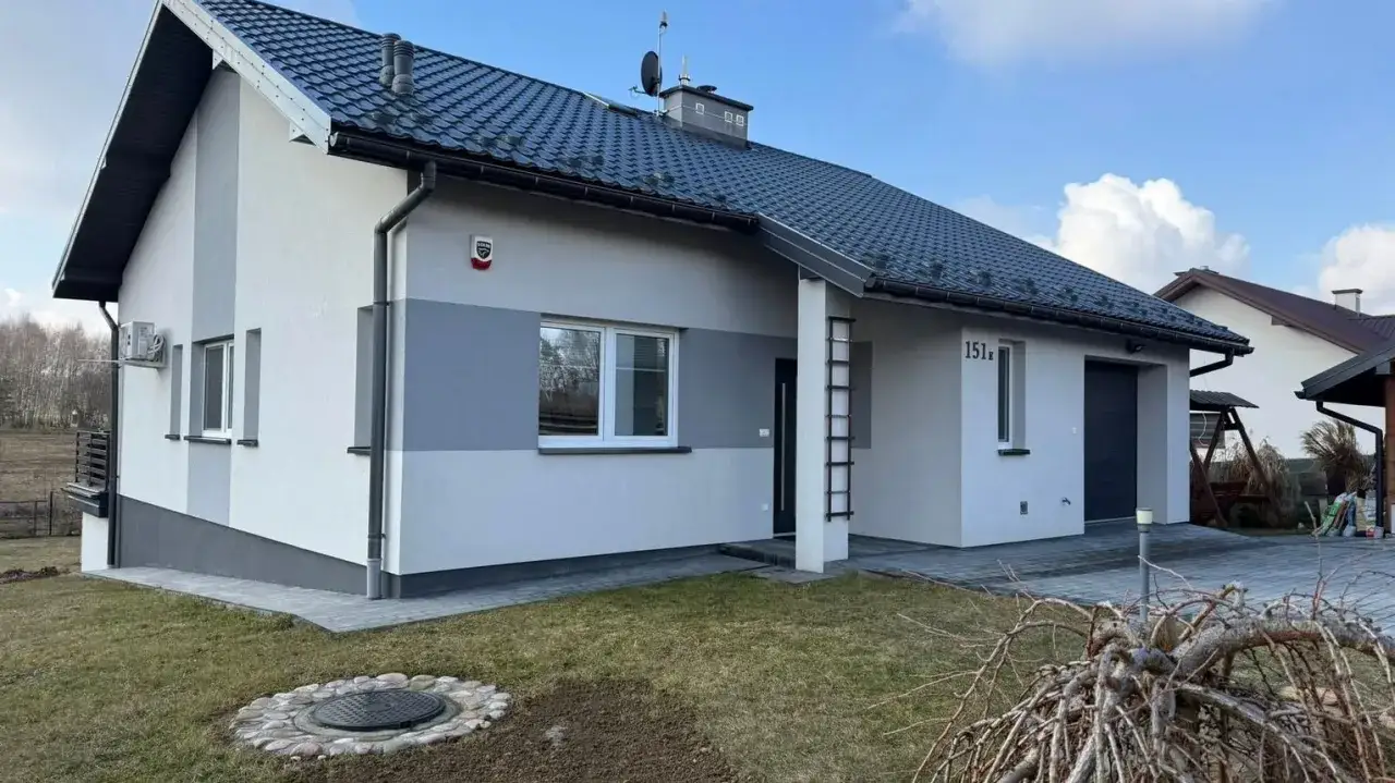 Nowoczesny dom z szarymi akcentami, gotowy do sprzedaży. Formalności związane z zakupem domu są proste.