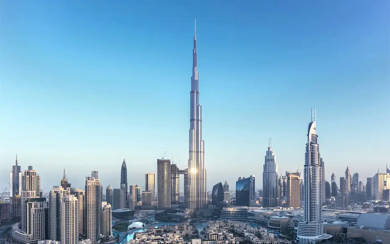 Dubajskie drapacze chmur, w tym Burj Khalifa, który imponuje swoją wysokością.