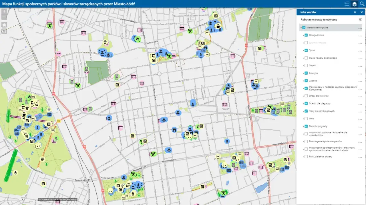 Mapa funkcji społecznych i skwerów w łódzkich dzielnicach. Widoczne ikony oznaczają udogodnienia, place zabaw, trasy rowerowe i inne atrakcje.