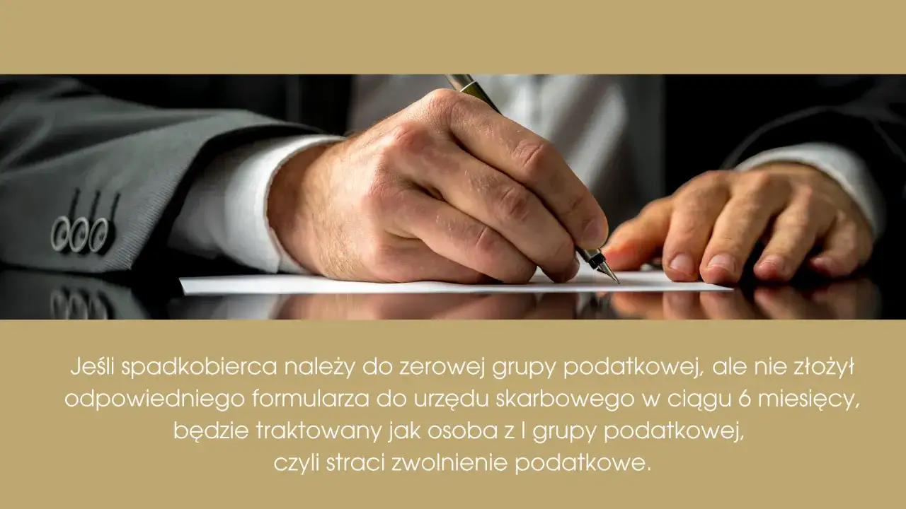 Dłoń pisze piórem, przypominając, czy od spadku po rodzicach płaci się podatek. Brak zgłoszenia może oznaczać utratę zwolnienia.