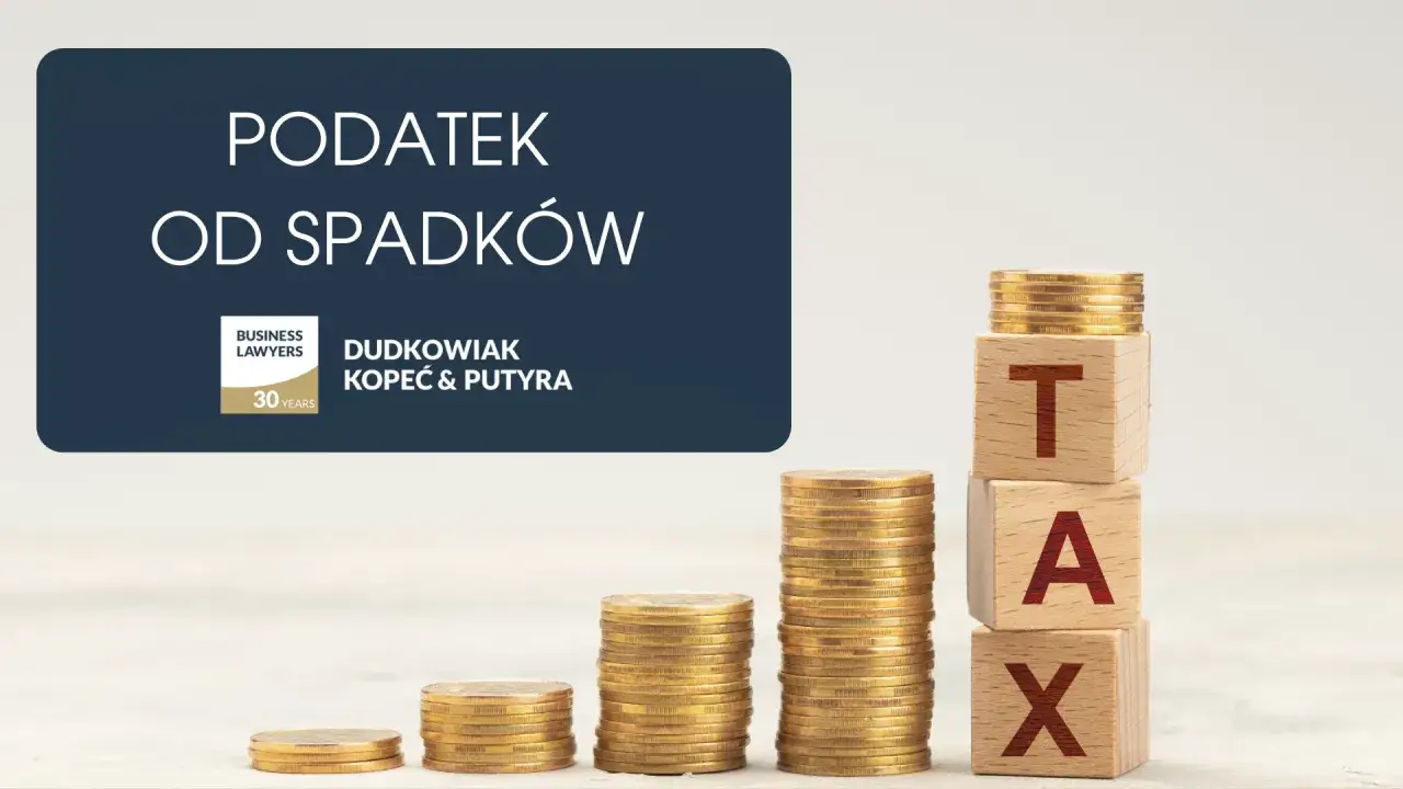 Podatek od spadków po cioci. Stosy monet i kostki z napisem TAX symbolizują obciążenia finansowe związane z dziedziczeniem.