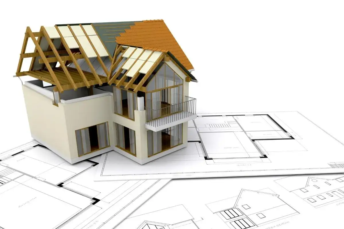 Model domu w budowie na planach architektonicznych. Idealny do wizualizacji kredyt hipoteczny na wykończenie domu.