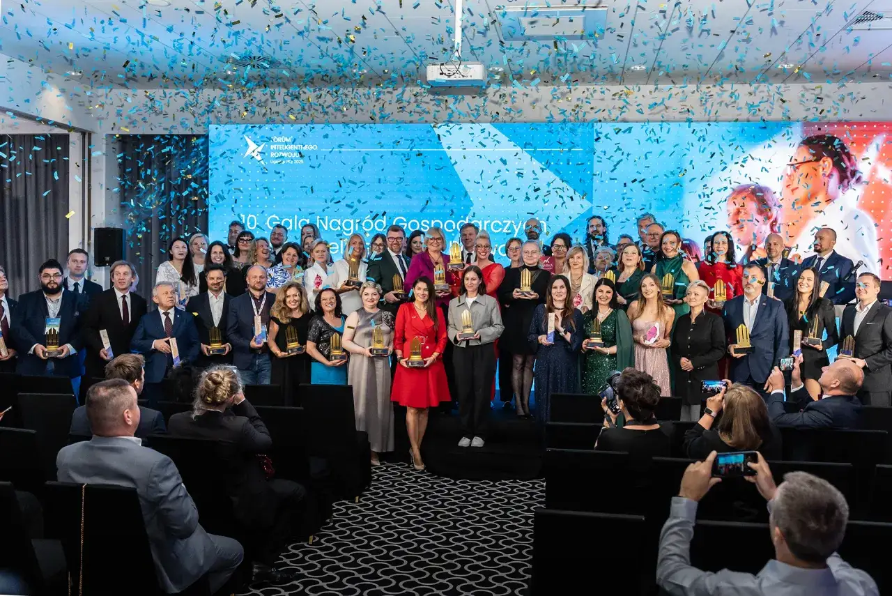 Uczestnicy gali nagród gospodarczych, świętujący sukcesy w rozwoju smart cities w Polsce, pod konfetti.