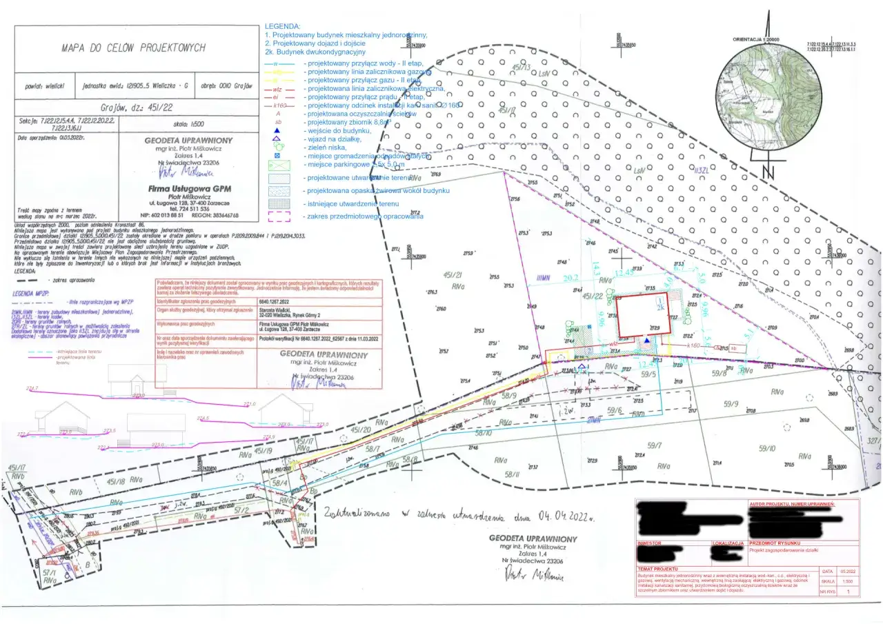 Mapa geodezyjna z zaznaczonymi projektowanymi budynkami, infrastrukturą i granicami działek. Geodeta sprawdza co sprawdza geodeta przy odbiorze budynku, m.in. zgodność z projektem.