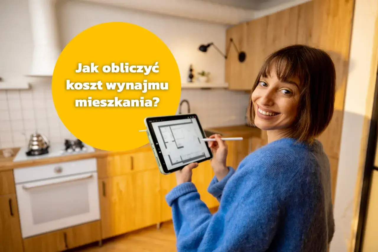 Uśmiechnięta kobieta z tabletem w kuchni, planująca koszty wynajmu mieszkania.