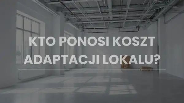 Puste, jasne wnętrze lokalu użytkowego z napisem "KTO PONOSI KOSZT ADAPTACJI LOKALU?". Rozważania o obowiązkach wynajmującego lokal użytkowy.