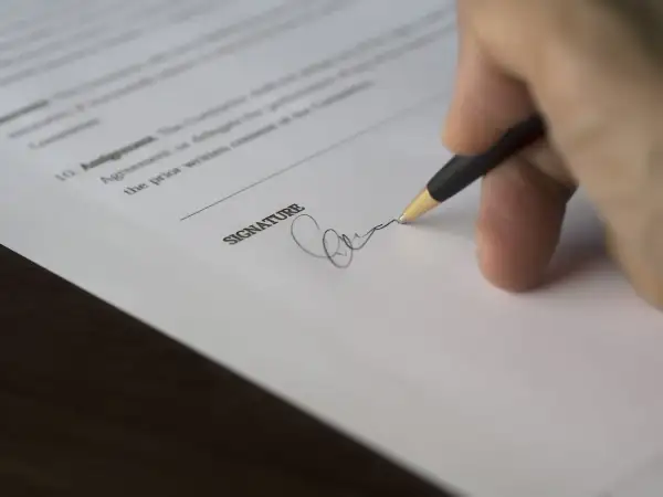 Podpisanie dokumentu. Zastanawiasz się, ile trwa kadencja prezesa spółdzielni mieszkaniowej? Formalności i podpisy to klucz do sprawnego zarządzania.