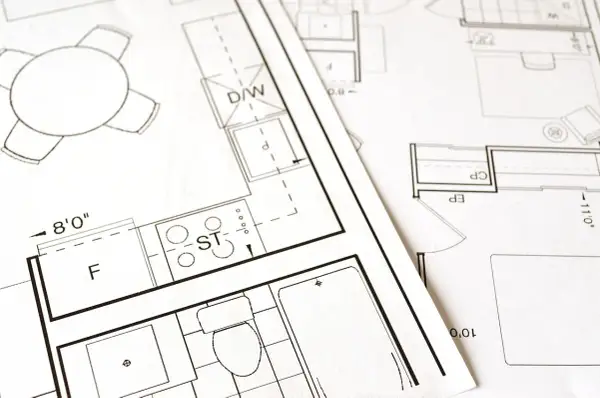 Plany architektoniczne ukazują adaptację projektu budowlanego, z zaznaczonymi kuchnią, łazienką i stołem.