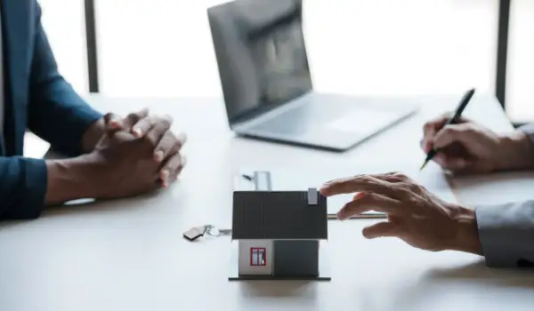 Na spotkaniu omawiane są formalności związane z kredytem hipotecznym. Klient czeka na decyzję banku, ile czasu ma bank na przelew kredytu hipotecznego.