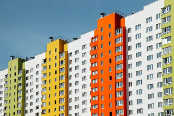 Kolorowe bloki mieszkalne. Kto sprawuje nadzór nad spółdzielniami mieszkaniowymi? Urząd nadzoru budowlanego.
