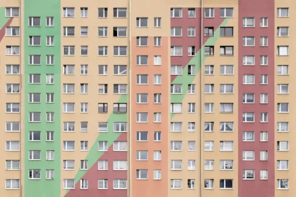 Wielopiętrowy blok mieszkalny z kolorowymi pasami. Co to znaczy mieszkanie spółdzielcze własnościowe? To prawo do lokalu, ale nie do gruntu.