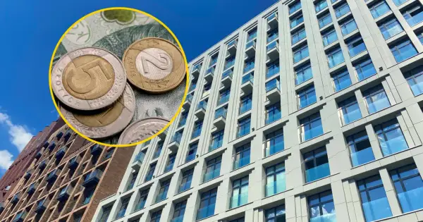 Nowy program mieszkaniowy: monety i banknoty na tle nowoczesnych budynków.