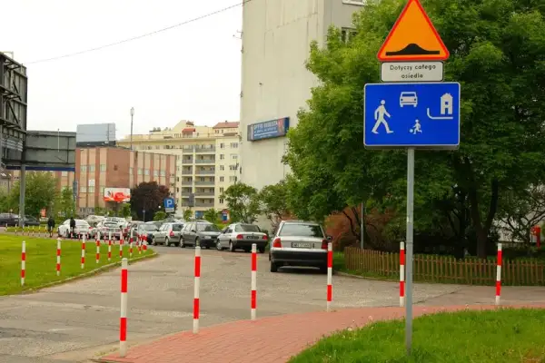 Czy straż miejska może wystawić mandat za parkowanie na osiedlu? Sprawdź zasady