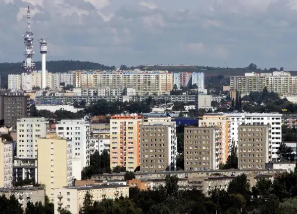 Osiedle z wielopiętrowymi blokami mieszkalnymi, w tle wieże telekomunikacyjne. Czy spółdzielnia mieszkaniowa to budżetówka?