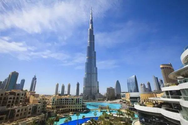Burj Khalifa, jak nazywa się najwyższy budynek na świecie, góruje nad Dubajem, otoczony nowoczesną architekturą i basenem.