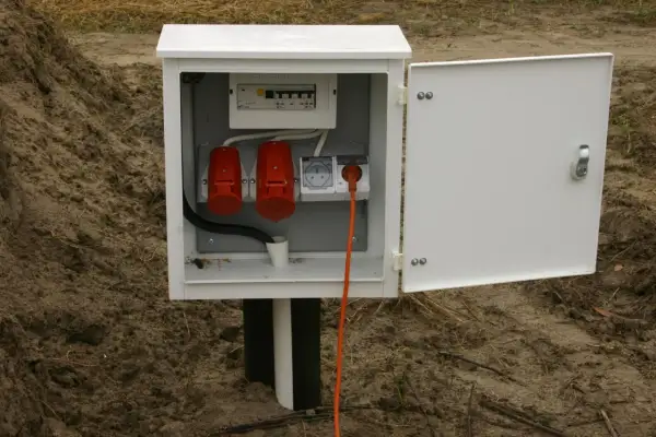 Skrzynka elektryczna z zabezpieczeniami i gniazdami, gotowa do podłączenia. Zastanawiasz się, ile kosztuje założenie siły?